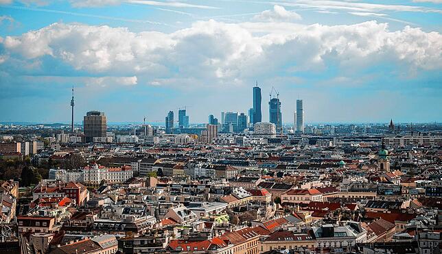 Blick auf die Donauplatte in Wien mit den DC Towers und Donauturm.