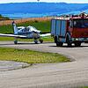 Nach der Notlandung konnte der Pilot nicht mehr aus eigener Motorkraft zum Hangar rollen. Das Feuerwehrfahrzeug des Flugplatzes wurde ...