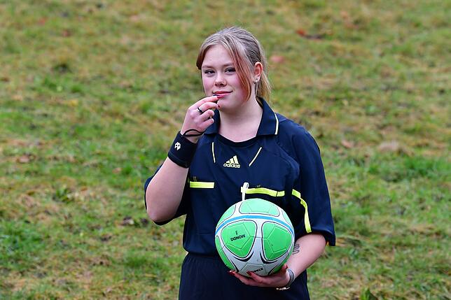 Bild 1: Gibt ein Trainer keine Ruhe, kassiert er von Jung-Schiedsrichterin Selina Ebner eine klare Ansage
