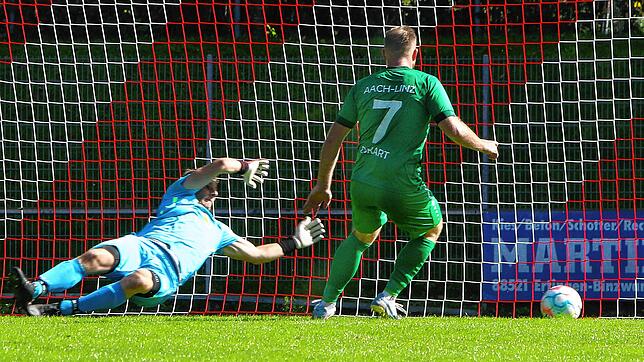 Das 1:0 für den TSV Aach-Linz: Erik Dukart überwindet den Pfullendorfer Torwart Moritz Zieger.