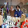 Martina Lentschig (links) aus Tuttlingen hat ein Jahr lang an ihren Produkten gehäkelt und gebastelt. Gemeinsam mit Marina ...
