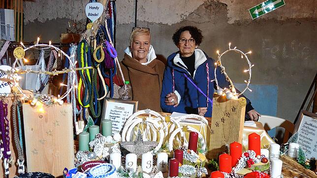 Martina Lentschig (links) aus Tuttlingen hat ein Jahr lang an ihren Produkten gehäkelt und gebastelt. Gemeinsam mit Marina ...