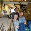 Die Besucher beim Richtfest schauen fasziniert an, wie sich alles verändert hat. Die Dame in der Mitte ist sogar im Haus aufgewachsen.
