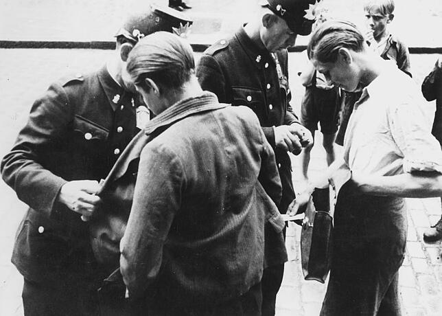 In den Nachkriegsjahren waren auch viele Jugendliche in illegalen Tauschgeschäften unterwegs: Hier werden zwei Jungen während einer ...