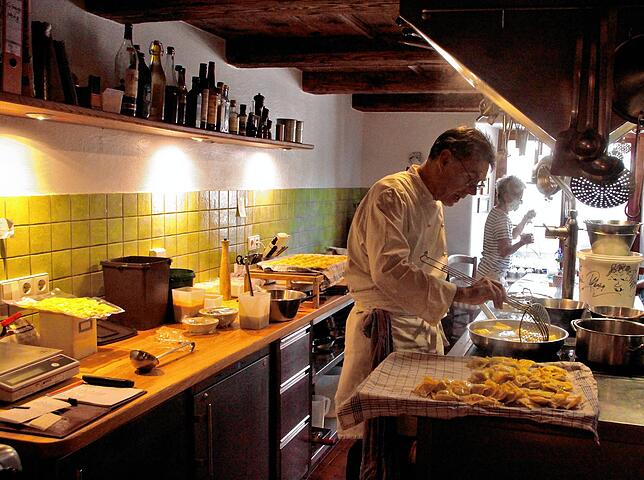 Michael Adler stellt seine Speisen ganz handwerklich in der großen Küche im Obergeschoss her. Hier fand auch immer die beliebte ...