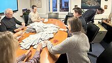 Viele Wahlzettel haben die Wahlhelfer am Sonntagabend im Rathaus auszuzählen, die Wahlbeteiligung lag in Uhldingen-Mühlhofen bei 84,3 ...