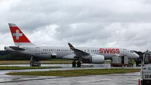 Das Flugzeug steht nach der Sicherheitslandung am Flughafen Friedrichshafen.