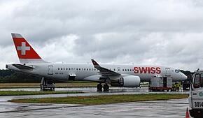 Das Flugzeug steht nach der Sicherheitslandung am Flughafen Friedrichshafen.