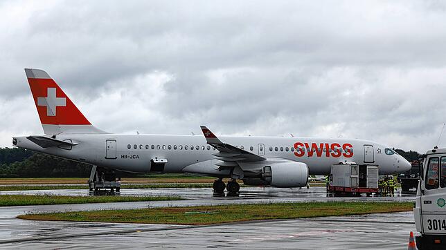 Das Flugzeug steht nach der Sicherheitslandung am Flughafen Friedrichshafen.