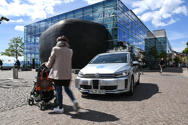 Das Testauto von ZF sammelt Daten, damit das Fahrzeug beispielsweise lernt zu stoppen, wenn eine Frau mit Kinderwagen vor ihm die Straße ...