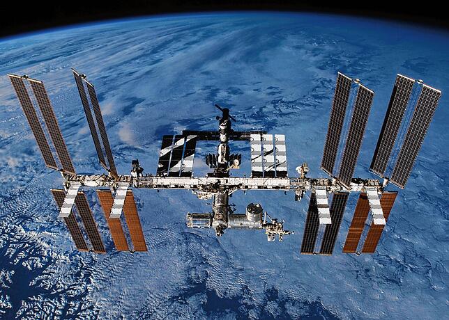 ISS ARCHIV - 01.01.2013, ---: HANDOUT - Weltraum: Die undatierte Aufnahme zeigt die Internationale Raumstation (ISS) mit dem angedockten ...