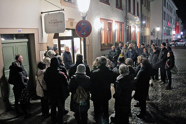 Bild 1: Stolpersteine gegen das Vergessen: 40 Menschen gedenken der Familie Schwarz in der Villinger Gerberstraße