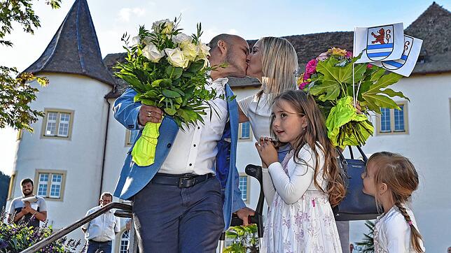 Ein überglücklicher Manuel Stärk bedankt sich bei seiner Frau Julia für die Unterstützung in den vergangenen Wochen. Auch die Kinder Mia ...