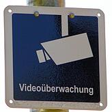 Eine Tafel auf dem Areal des Bermatinger Bahnhofsgebäudes weist auf Videoüberwachung hin.
