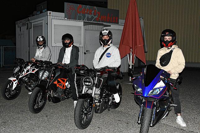 Vier junge Männer mit ihren Motorrädern (von links): Gabriel Alvesdos Santos, Eddy Ejder, Joel Carleo und Leandro Pereira.