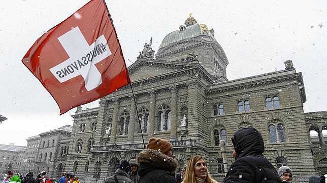 Demonstration vor der Volksabstimmung über die Coronamaßnahmen am vergangenen Sonntag in Bern: Die Stimmung in der Schweiz erinnert ...