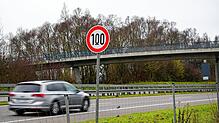 Bereits Anfang Dezember überklebten Klimaaktivisten auf der B30 bei Ravensburg Temposchilder.