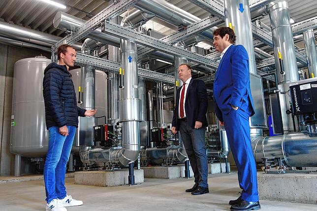 Sören Hilger erläutert Jan Zeitler und Alexander-Florian Bürkle (von links) die ersten Ergebnisse des Testbetriebs.