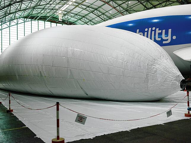 Langsam hebt sich die Zeppelinhülle vom Boden ab.