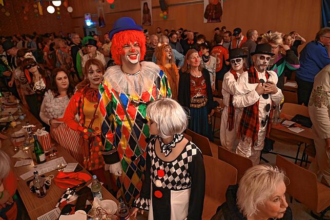 Bild 11: Motto des Zunftballs: Ob Zirkus, Rummel, Freizeitpark &ndash; Jeder kann kommen wie er mag!