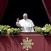 Papst Franziskus winkt vom Balkon des Petersdomes zu den Gläubigen. Beim Bischofstreffen, das heute beginnt, wird es nicht so heiter ...