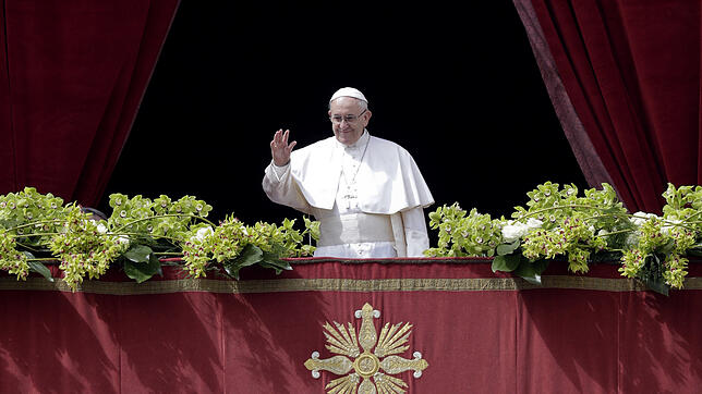 Papst Franziskus winkt vom Balkon des Petersdomes zu den Gläubigen. Beim Bischofstreffen, das heute beginnt, wird es nicht so heiter ...