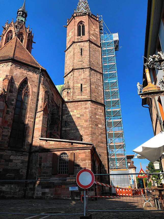 Kein Durchkommen auf dieser Seite: Ein Teil des Weges über den Münsterplatz ist am Dienstag versperrt.