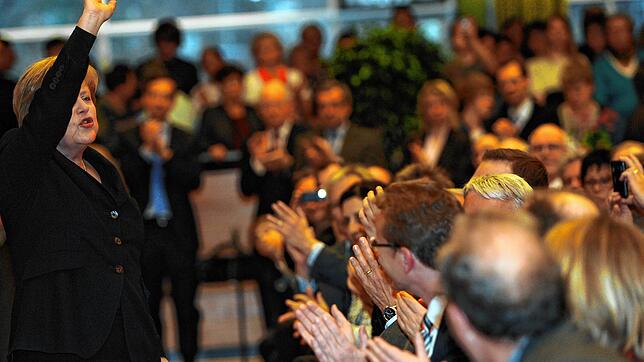 2011: Bundeskanzlerin Angela Merkel winkt am 16. März der jubelnden Menge in der Waldshuter Stadthalle zu. Es ist der deutschlandweit ...