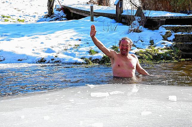 Unglaublich? Nein wahr: Johannes Probst schwimmt täglich eine Runde in dem kleinen Weiher bei seinem Haus – auch bei eisiger Kälte ...