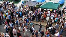 Beim Flohmarkt am Wochenende ging es nicht immer so friedlich zu wie hier in dieser Szene am Seerhein. Auch die Polizei musste eingreifen.