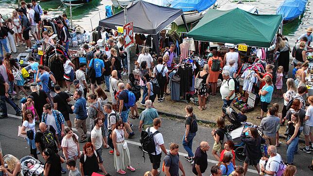 Beim Flohmarkt am Wochenende ging es nicht immer so friedlich zu wie hier in dieser Szene am Seerhein. Auch die Polizei musste eingreifen.