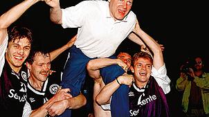 Trainer Hermann Gerland auf den Schultern seiner Spieler