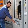 Geld rein, Wurst raus: Simon Reiner hat in Dettingen einen Wurst- und Fleischautomaten aufgestellt.
