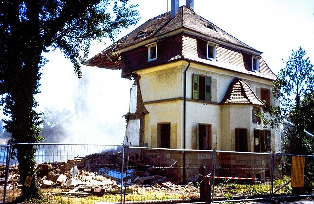 Abriss des Douglas&lsquo;schen Forsthauses beginnt im Juni 2002.