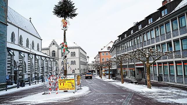 So sah der Radolfzeller Marktplatz am Schmutzigen Dunschtig 2021 aus: Der Christbaum wurde zum Narrenbaum, dies war auch die einzige ...