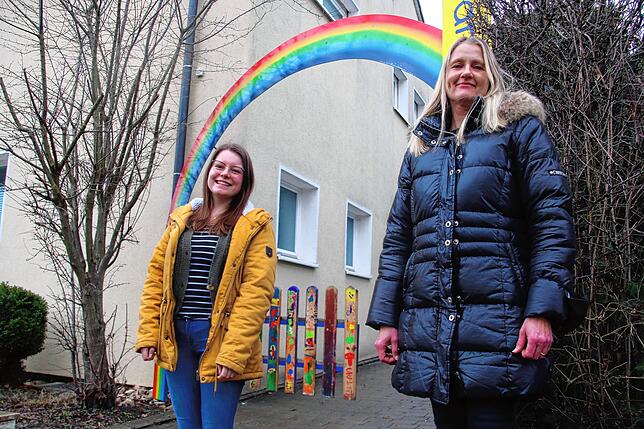 Leiterin Angela Zimmer (rechts) und Erzieherin Inga Möller können in der evangelischen Kita Sonnenschein aktuell nur eine Notbetreuung ...