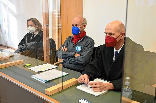 Professor Wolfgang Ertel (Mitte) in Ravensburg vor Gericht, neben ihm seine beiden Verteidiger.