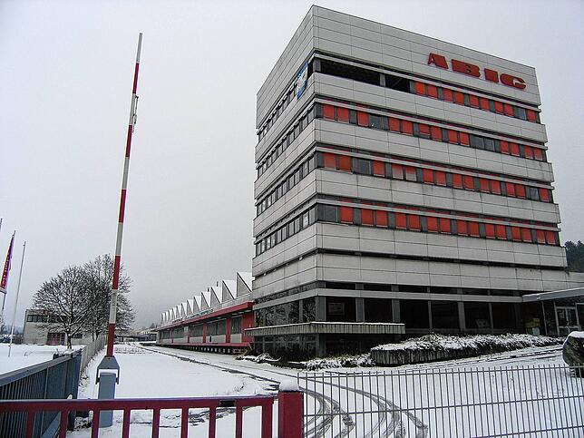 Der Haupteingang zur Ölbrennerfirma Abig im Dezember 2005, kurz vor dem Abriss. Hier steht heute das La Piazza-Fachmarktcenter mit Jysk, ...