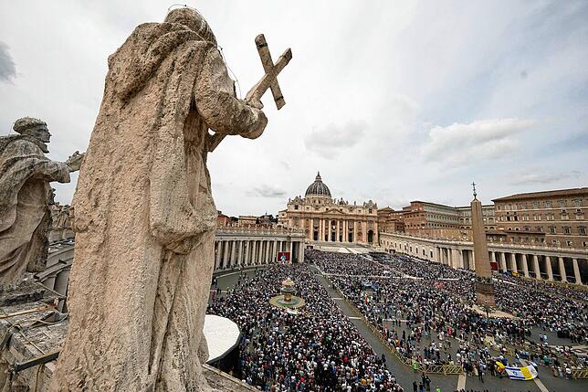 Papst Leo XIV. erscheint auf dem Mittelbalkon des Petersdoms zu seinem ersten Sonntagssegen.