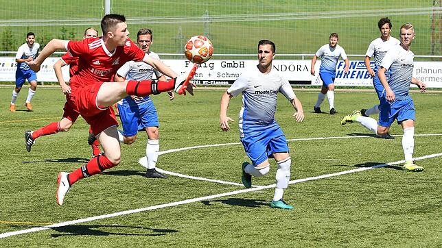 Dreifacher Torschütze: Sebastian Schmidt (vorn) hatte mit seinen Treffern erheblichen Anteil am 11:2-Kantersieg gegen die Spvgg. ...