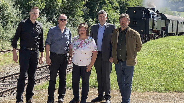 Dieses Bild am Bahnhof Blumberg-Epfenhofen soll Aufbruchstimmung für den Nahverkehr auf der Schiene signalisieren, von links Andreas ...