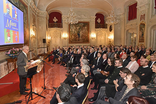 Bild 17: Buchvorstellung im Schloss: Heinrich Fürst zu Fürstenberg präsentiert das Werk über seinen Urgroßvater Max Egon II