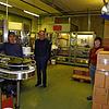 An der Abfüllanlage für die Handseife Citrus bei Sonett (von links): Richard Harkness, Gerhard Heid und Hannah Konrad. Um die große ...