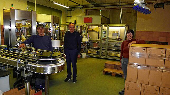 An der Abfüllanlage für die Handseife Citrus bei Sonett (von links): Richard Harkness, Gerhard Heid und Hannah Konrad. Um die große ...
