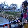 Kuratorin Annika Wehrle auf der Suche nach Klängen des Sees.