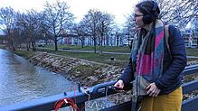 Kuratorin Annika Wehrle auf der Suche nach Klängen des Sees.