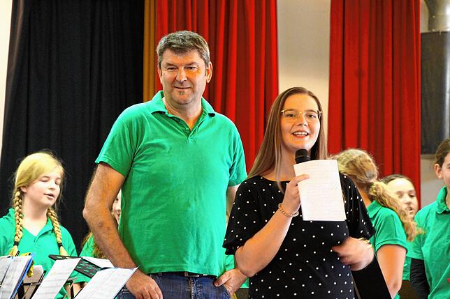 Thomas Eisele (links), Sarah Frey sowie Mona Sackmann dirigierten das 1-1-1-Orchester beim ersten Wochenend-Orchesterprojekt im ...