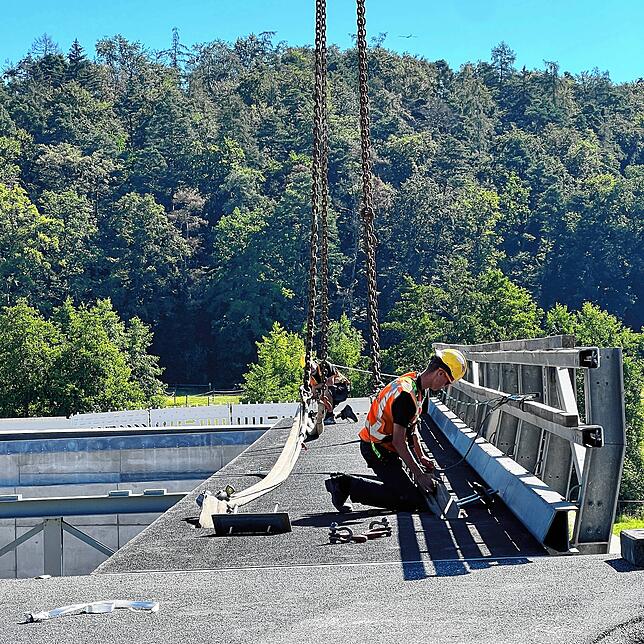 Das erste Brückenelement ist eingehängt. Jetzt geht es an die Feinarbeit. Bevor die Behelfsbrücke für den Verkehr freigegeben wird, ...