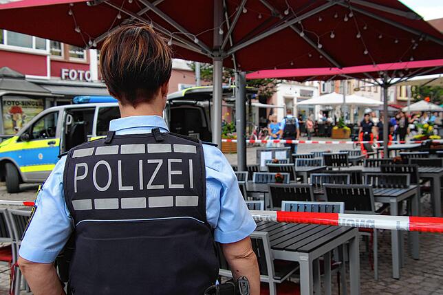 Mit Flatterband hat die Polizei auch einen Teil der Oberen Straße gesperrt. Die Gäste des Löwen müssen den Außenbereich verlassen.