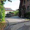 Eine kritische Stelle im Oberalpfener Straßenverkehr: Am Eingang zur Ringstraße ist die Sicht durch eine Hecke stark eingeschränkt. Hier ...